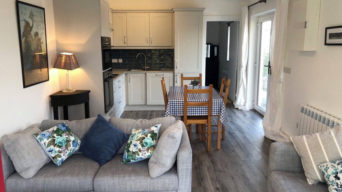 Inverin Cottage | Cosy 1 Bedroom Cottage near beach and Aran Islands. Connemara Wild Atlantic Way.