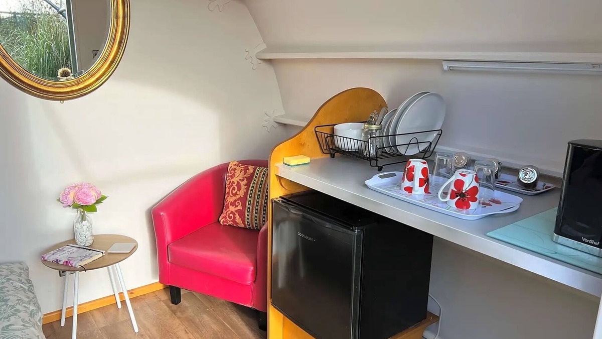 Winterbourne Stoke Cabin | Cosy 1 bedroom cabin- Moon Pod