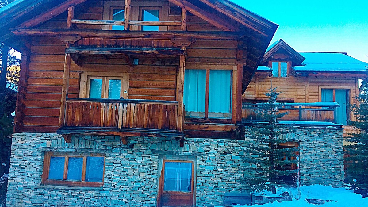 Les Claux Apartment | Cosy 10-bed apartment in large chalet, a stone's throw from the slopes.
