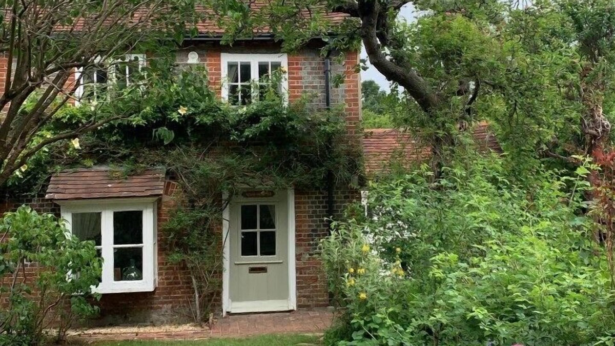 Rowlands Castle Cottage | Cosy 18th Century Cottage. Backs onto Golf Course, Village location.