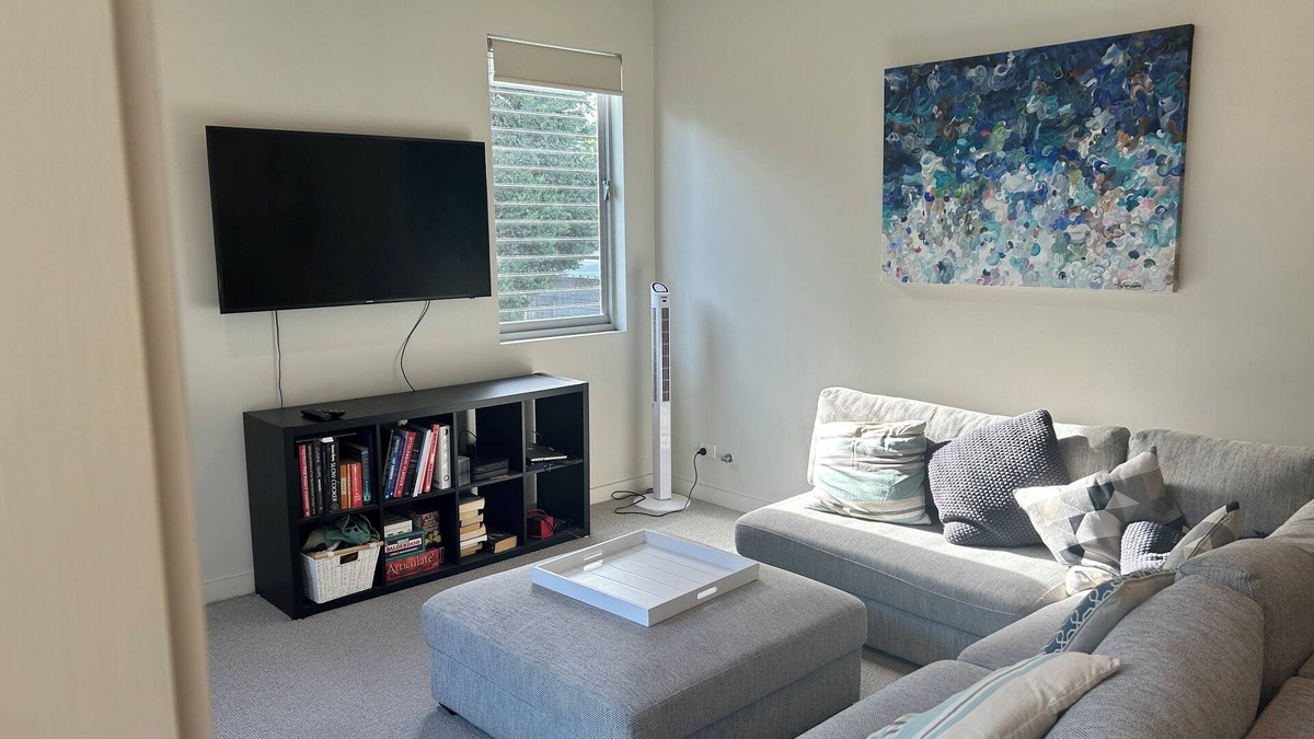 Manly Vale Apartment | Cosy 2 bed 2 bathroom, sunny apartment in the heart of Manly Vale. Car available