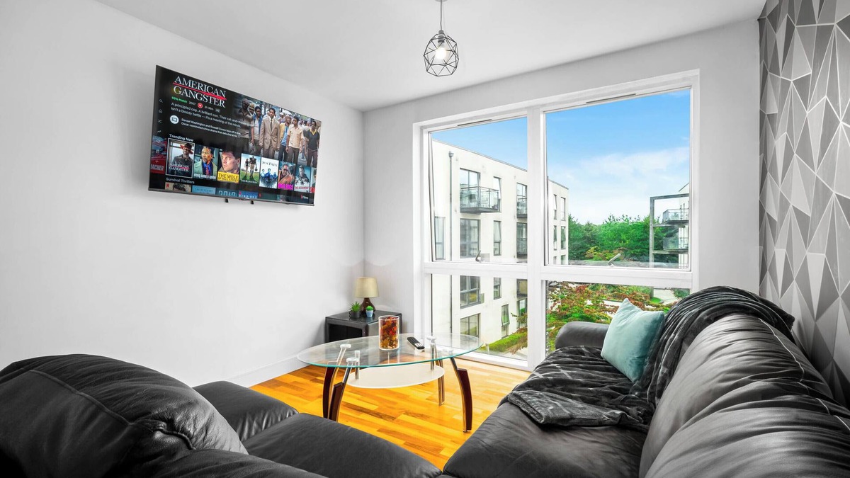 Birmingham Apartment | Cosy 2 Bed Apartment with parking with a wide range of local amenities.