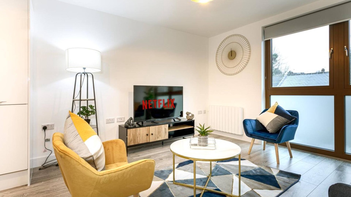 Bushey Apartment | Cosy 2-Bed Apt w/Parking, nr Harry Potter & London