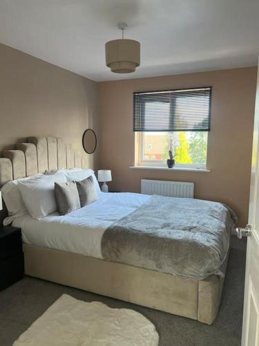 Coedkernew Apartment | Cosy 2 Bed Service Apartment Netflix Hideaway Family Couples Staycation Tredegar Park Celtic Manor ICC Wales
