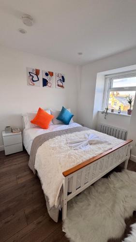 Thamesfield Apartment | Cosy 2 bed suite in Putney, Sleeps 6, with Netflix & Games