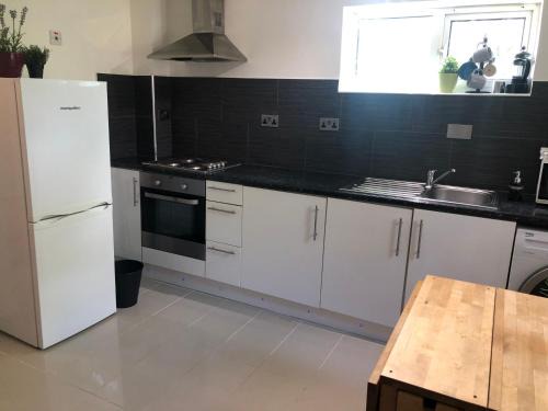 Pinkwell Apartment | Cosy 2 bedroom Apartment -Heathrow Airport