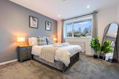 Newton St Loe House | Cosy 2-Bedroom Central Home with Private Hot Tub