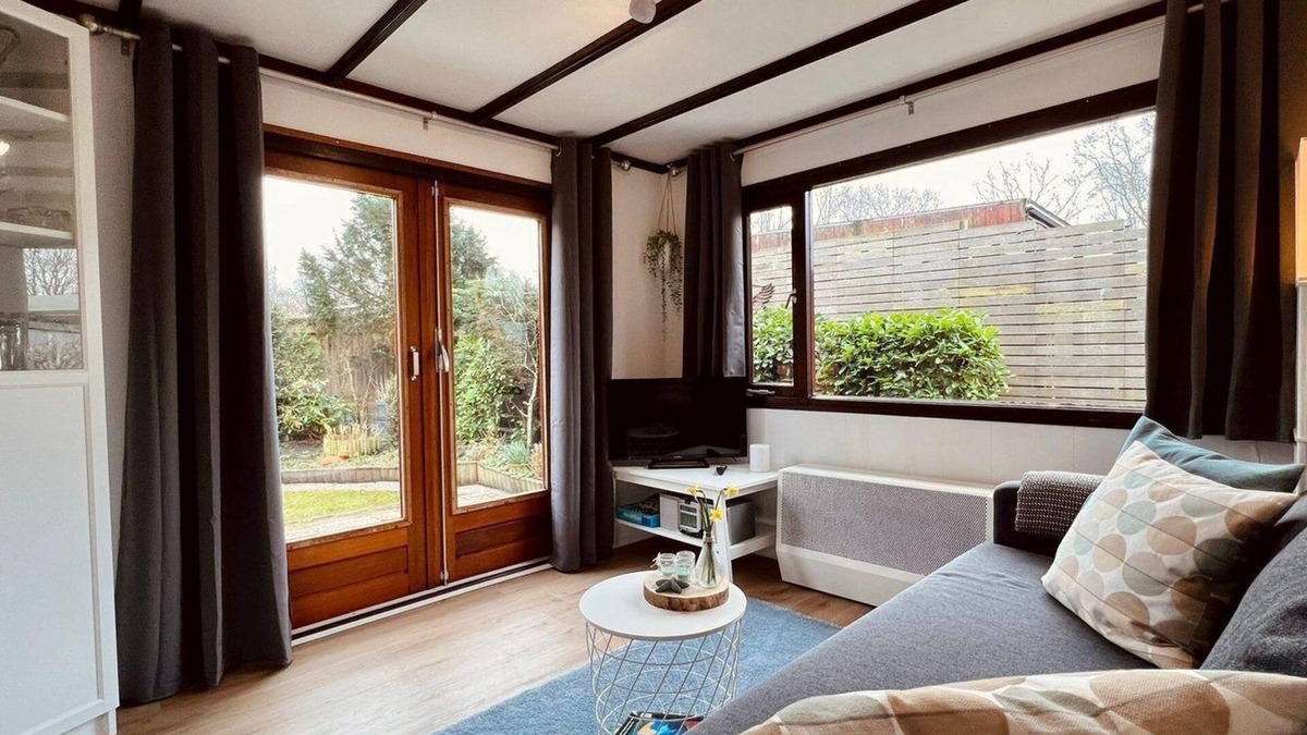 Sint Maartensvlotbrug House | Cosy 2-bedroom chalet, sleeps 4, nice garden with lawn