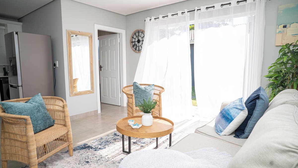 Durban North Cottage | Cosy 2 bedroom Private CottagenSalt water pool, pool table, DSTV