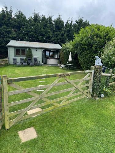 Fiddington Ski Chalet | Cosy 2 BR cabin on coast private hot tub ' Driftwood '