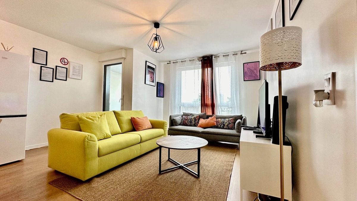 La Courneuve Apartment | Cosy 2-room apartment with parking near Hôtel de Ville station Courneuve