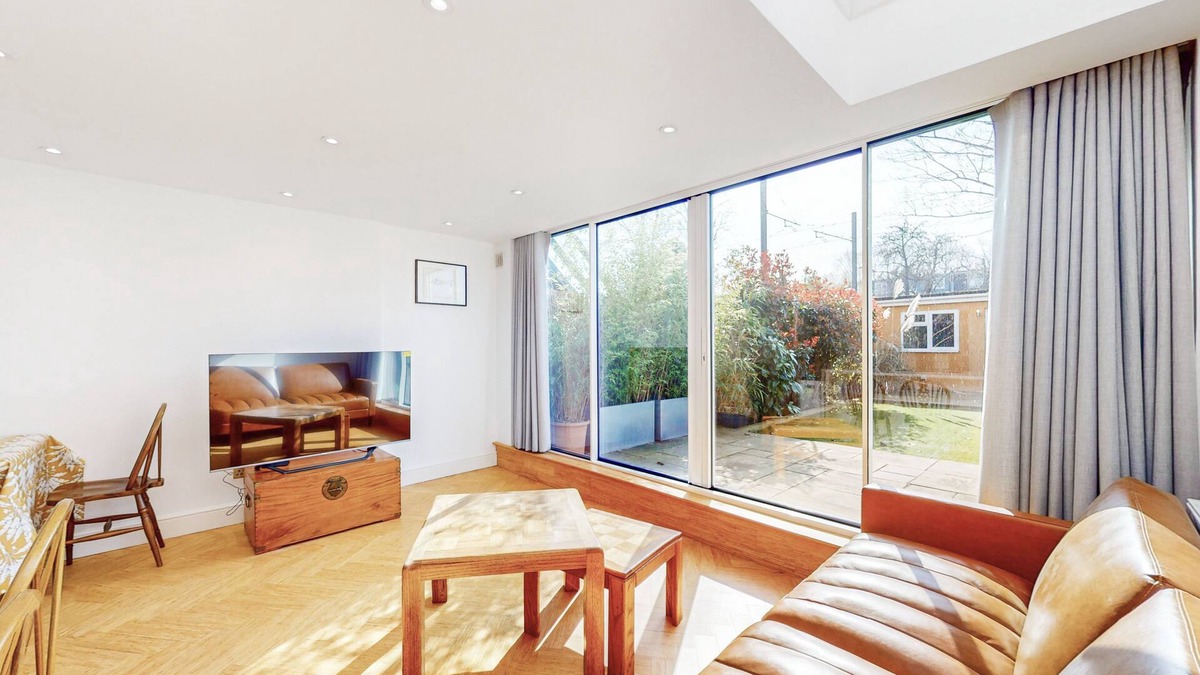 Abbey Apartment | Cosy 2BD garden flat in Wimbledon near the tube