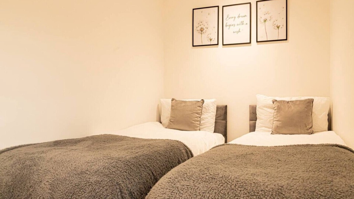 Wroxton Apartment | Cosy 2BR Countryside Flat | Pet-Friendly + Parking