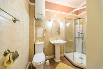 Shevchenkivs'kyi District Apartment | Cosy 2BR on Maydan
