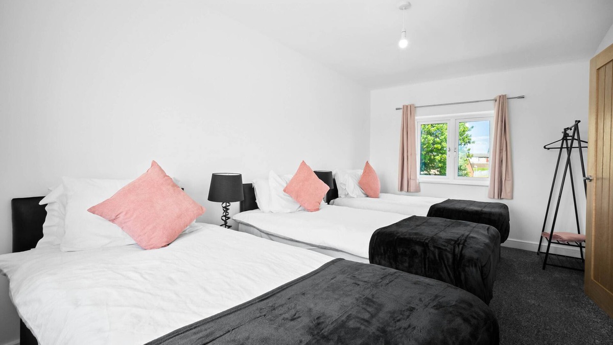 Bilston House | Cosy 3 Bed house,/Free Parking/Fast Wi-Fi/Sleeps 8