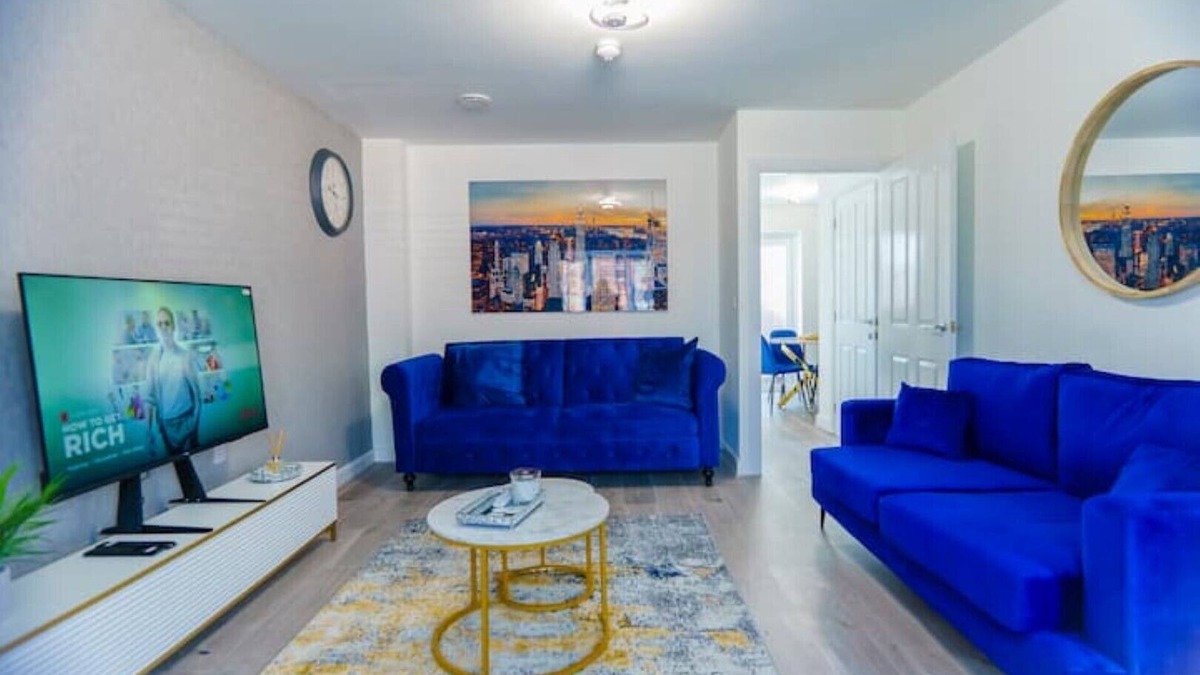 Leigh House | Cosy 3 Bedroom House Set In Manchester Free wifi & private parking