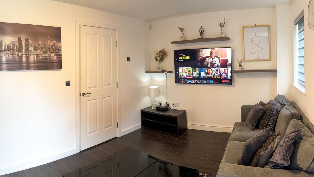 Salford House | Cosy 3 Bedroom Apartment Close to Old Trafford, Media City & The Trafford Centre