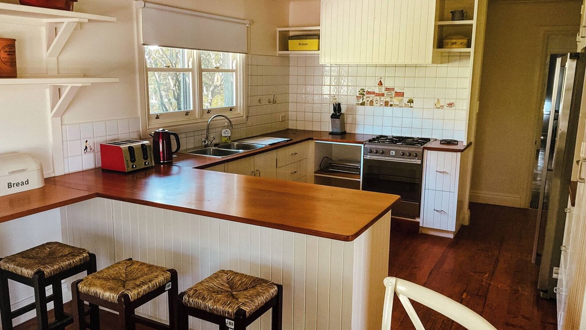 Barrabool Cottage | Cosy 3 bedroom cottage with indoor fireplace