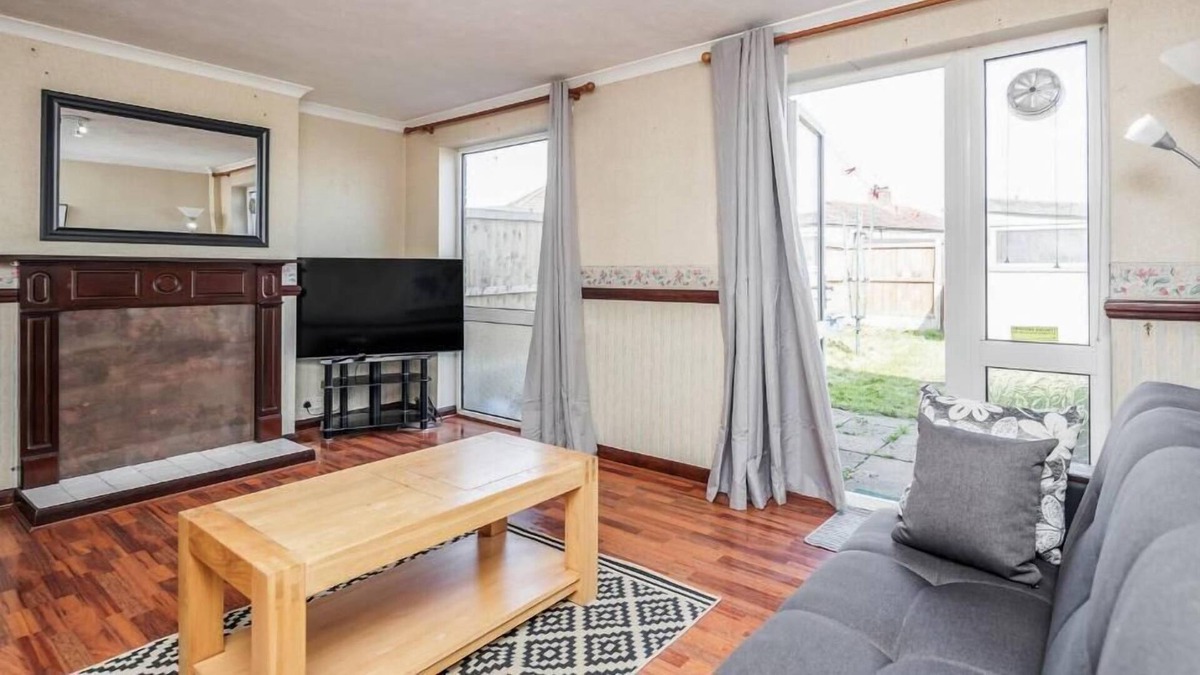 Tilbury House | Cosy 3 Bedroom Home With Wifi, Parking & Garden