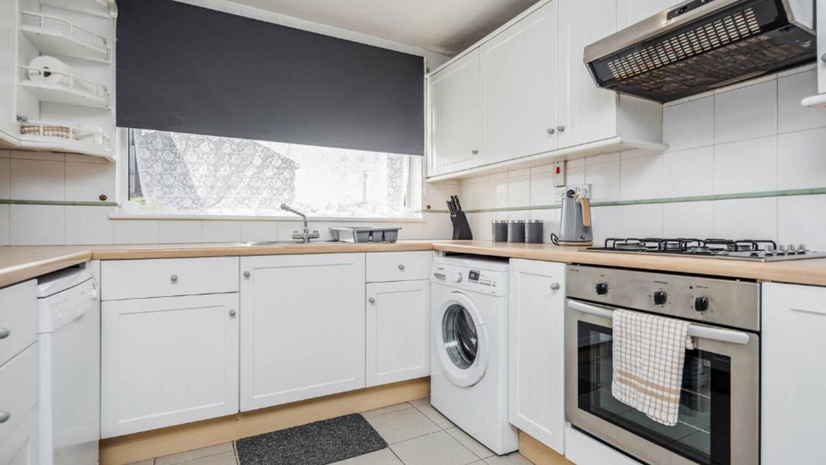 Tilbury House | Cosy 3 Bedroom Home With Wifi, Parking & Garden