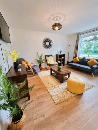 Broadheath House | Cosy 3 Bedroom House - Free Parking - Airport 6 Min Walk