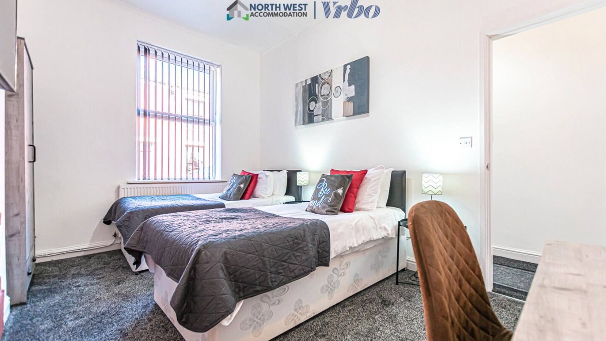 Leigh House | Cosy 3 Bedroom House in Leigh | Free WiFi & Parking | Long Stays Welcome