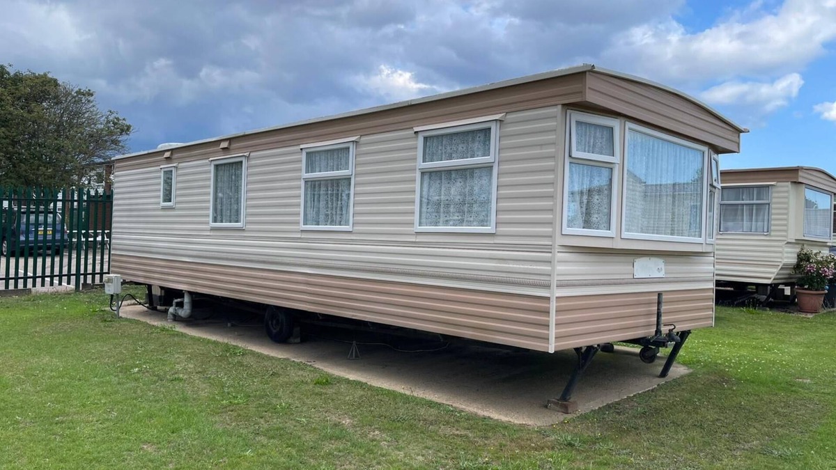 Scratby House | Cosy 4 berth caravan nearby Scratby beach, Norfolk ref 43045G