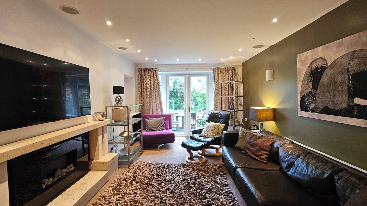 Northenden House | Cosy 5-Bed Home with Driveway and Garden