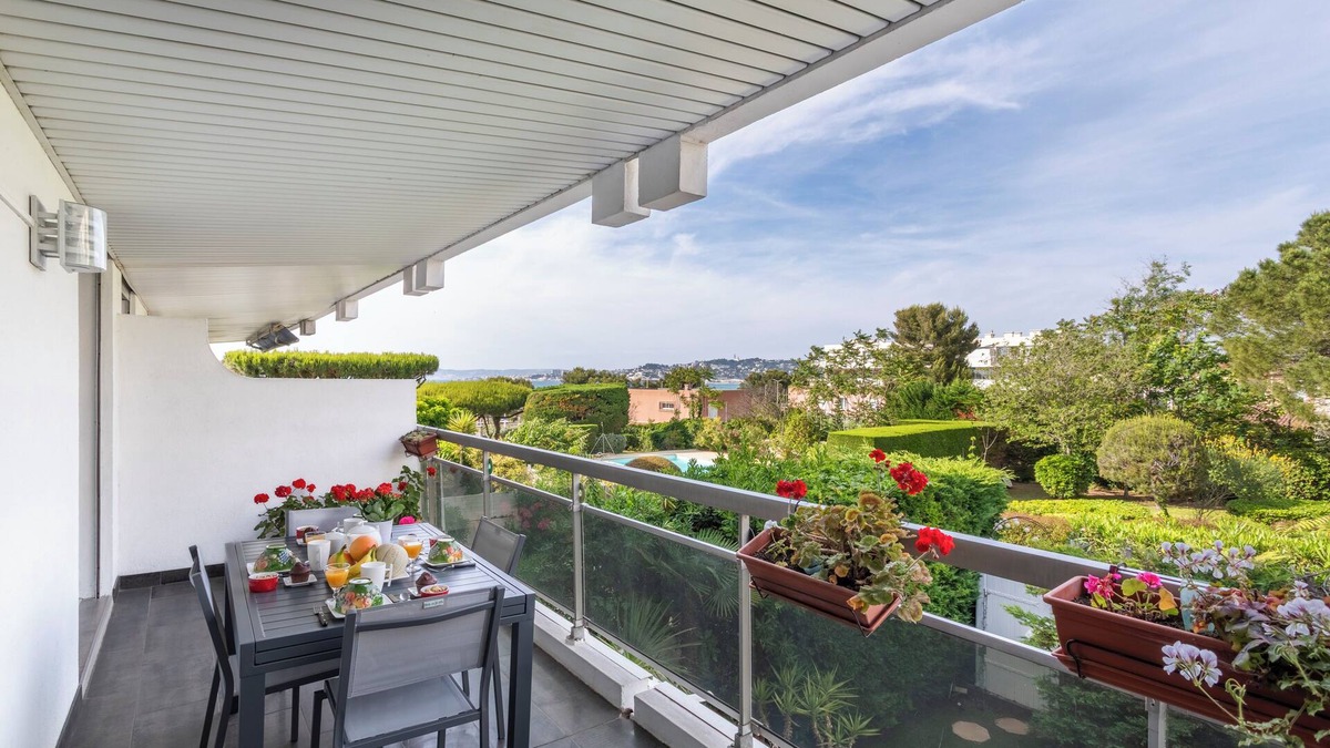 8th Arrondissement Apartment | Cosy air-conditioned T3 in Marseille - Swimming pool& terrace