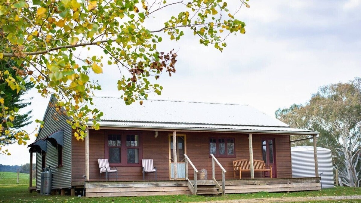 Wooragee Cottage | Cosy and comfortable with room to enjoy friends and family