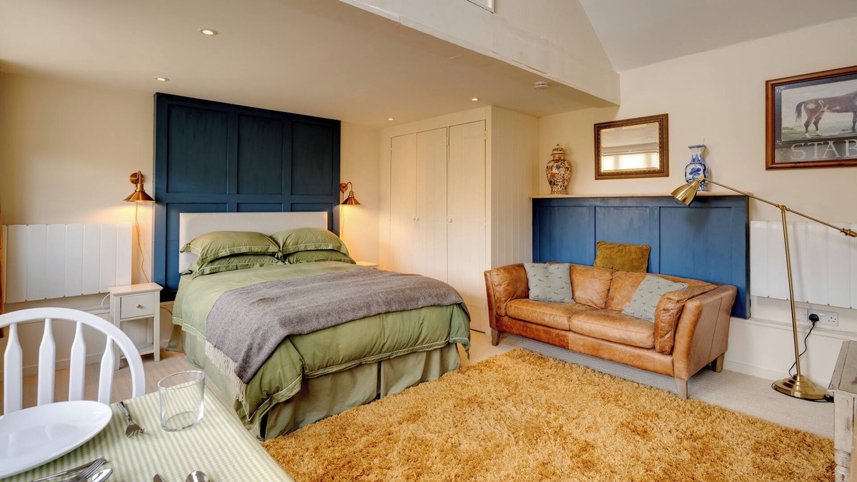 Debenham House | Cosy and Equipped, Pvt Garden, Direct Access to Public Footpath, Dog Friendly.