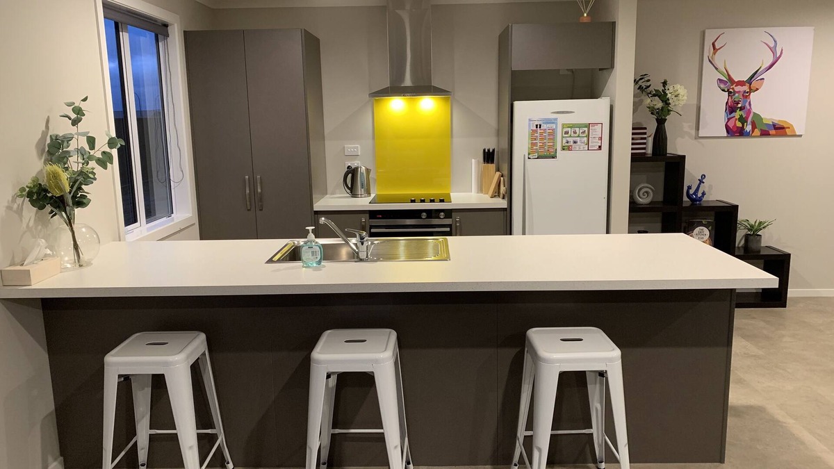 Te Anau House | Cosy and warm brand new home a stone's throw from the lake and easy walk to town