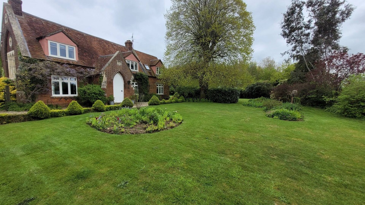 Pattiswick House | Cosy and warm old school country house surrounded by countryside and walks