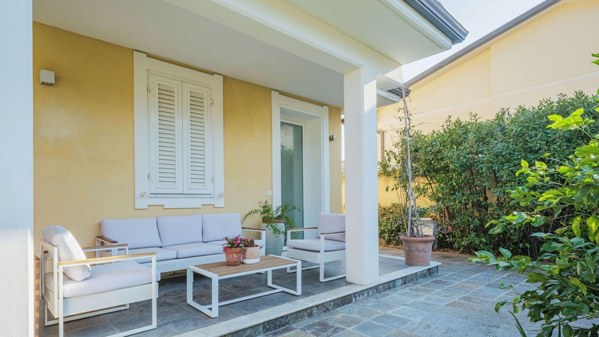 Torre del Lago Puccini Apartment | Cosy apartment for 7 people with WIFI, A/C, TV, patio, pets allowed and parking