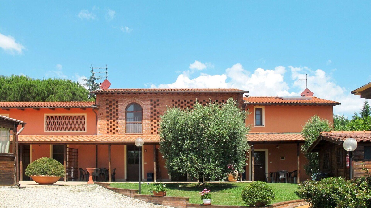 Orentano Apartment | Cosy apartment for 7 guests with WIFI, pool, A/C, TV, patio and parking