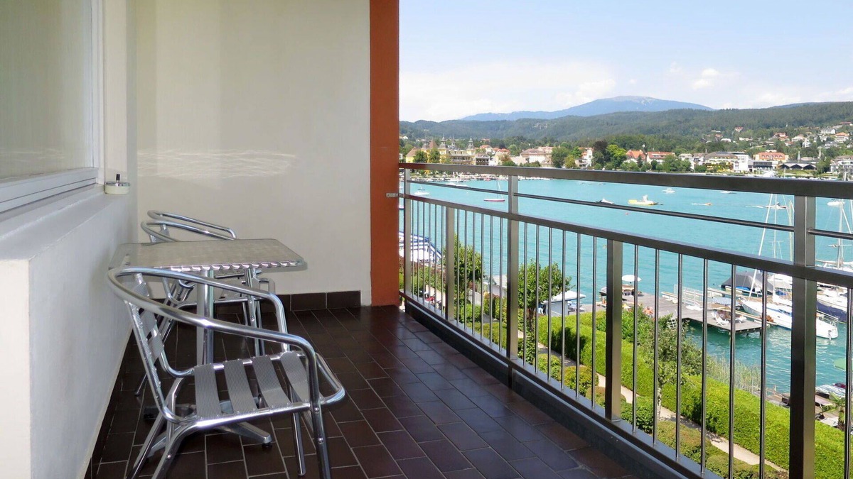 Augsdorf Apartment | Cosy apartment for 4 guests with TV, balcony and parking