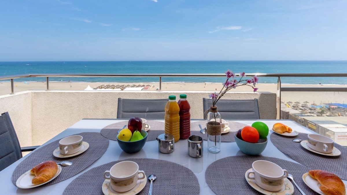 Saint-Nazaire Apartment | Cosy apartment for 6 people with WIFI, A/C, TV and terrace