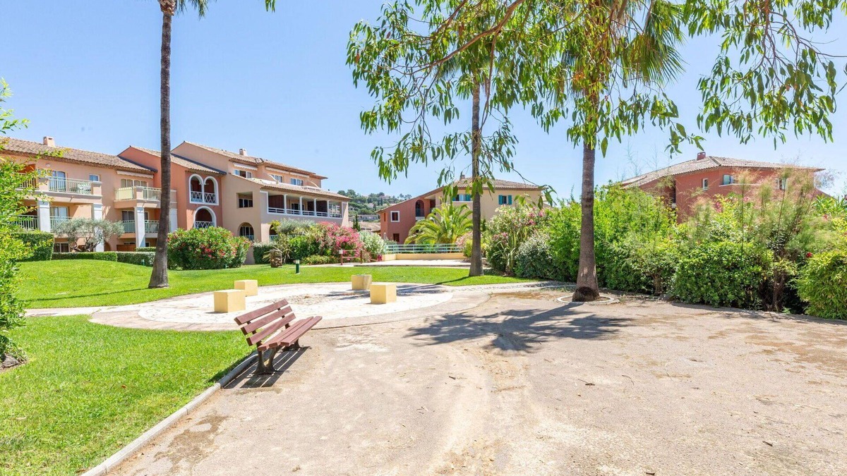 Plage de la Garonnette Apartment | Cosy apartment for 4 people with WIFI, A/C, pool, TV, terrace and parking