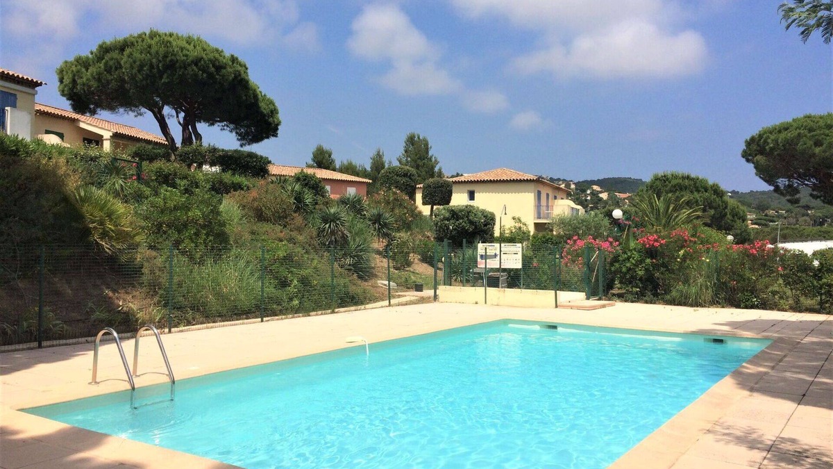 Plage de la Garonnette Apartment | Cosy apartment for 6 guests with WIFI, pool, terrace and parking