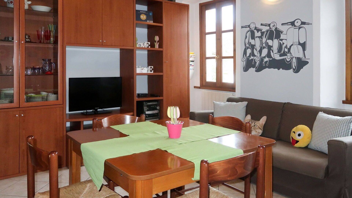 Intra Apartment | Cosy apartment for 4 people with WIFI, TV, pets allowed and parking