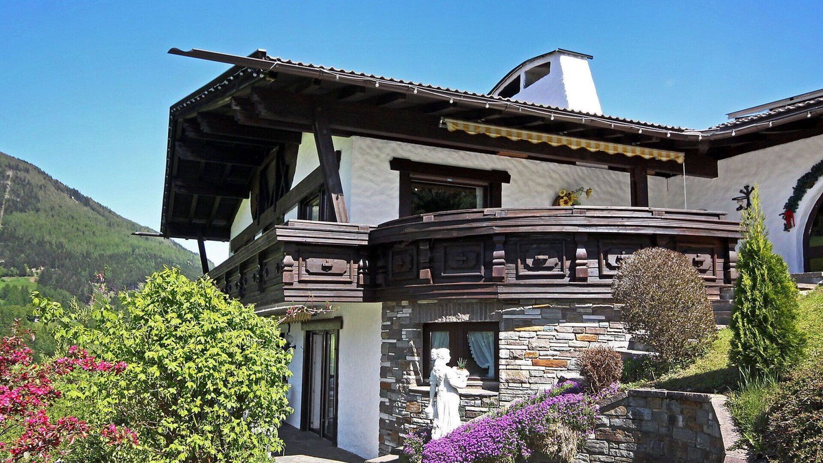 Pfons Apartment | Cosy apartment for 5 guests with TV, terrace, panoramic view and parking
