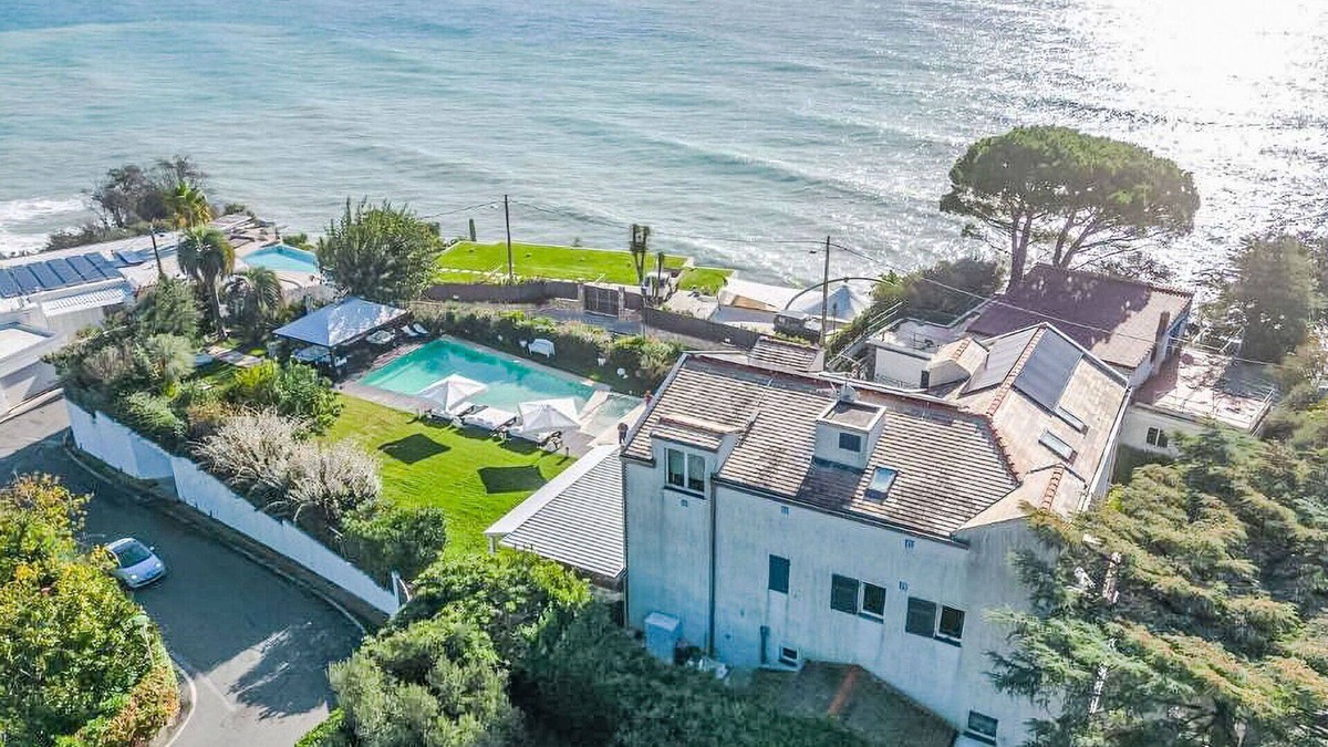 Albisola Superiore Apartment | Cosy apartment for 6 people with WIFI, pool, TV, patio, pets allowed and parking