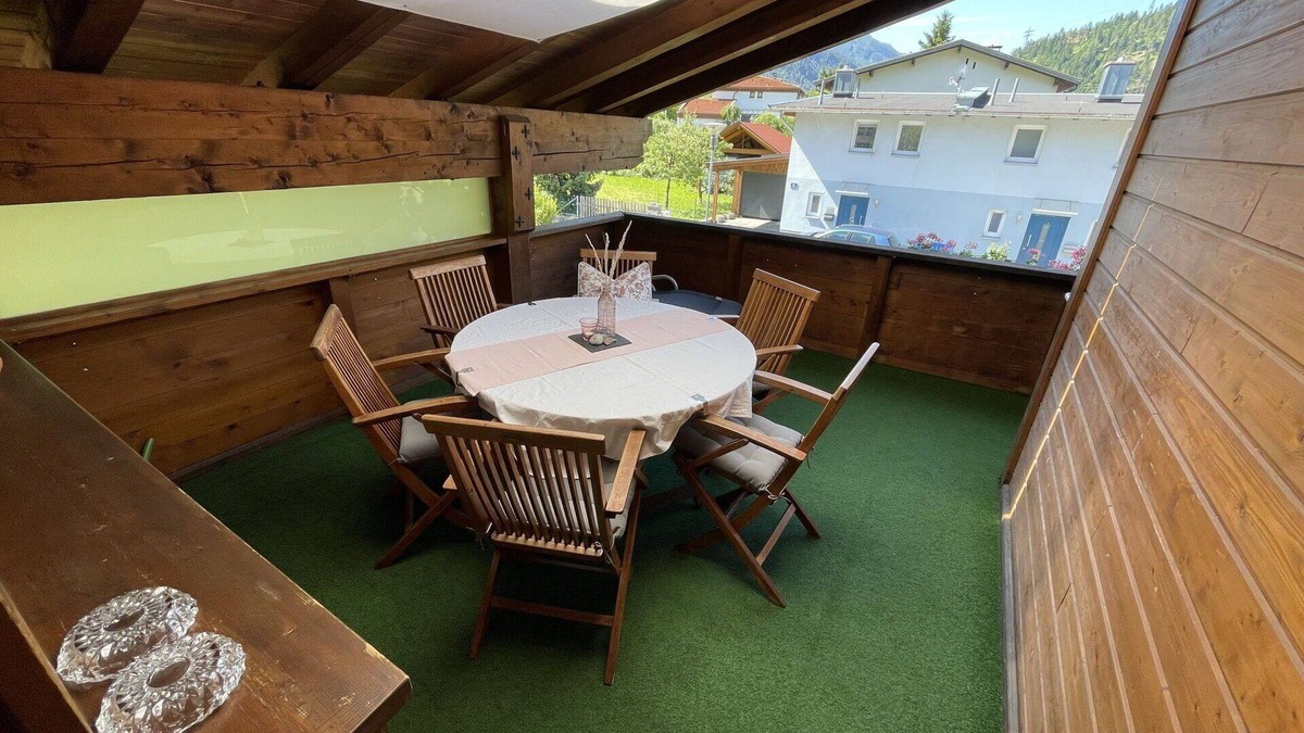 Prutz Apartment | Cosy apartment for 12 guests with WIFI, TV, terrace, pets allowed and parking