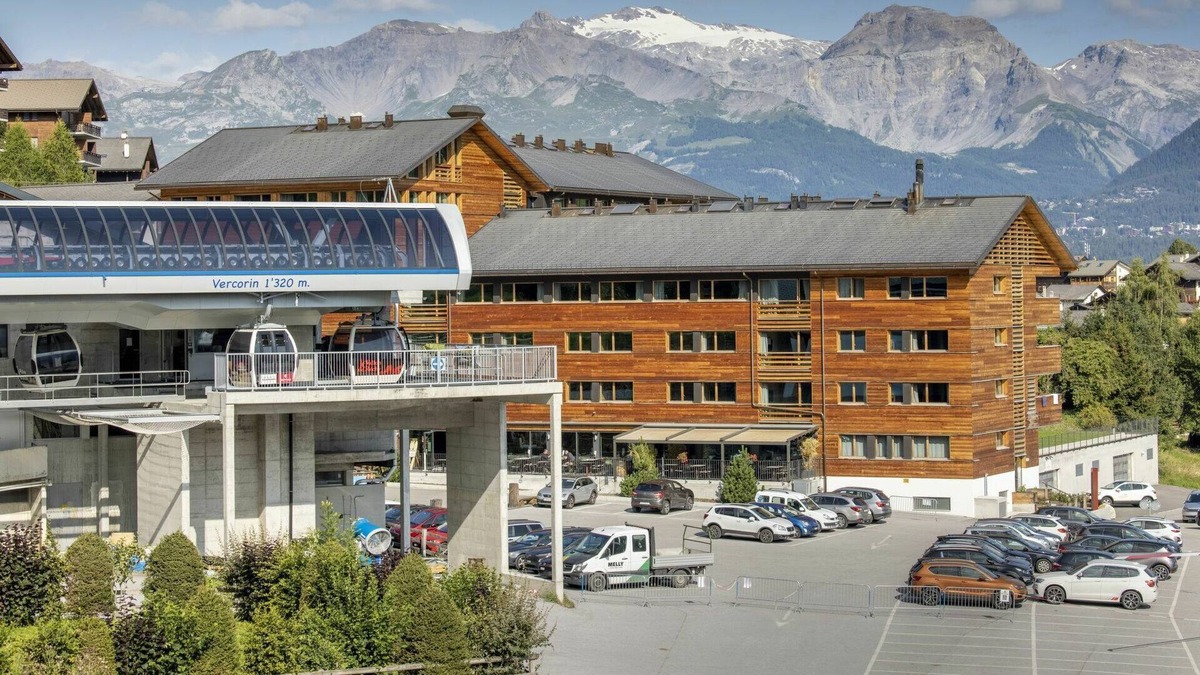 Vercorin Apartment | Cosy apartment for 2 guests with hot tub, WIFI, TV, pets allowed and parking