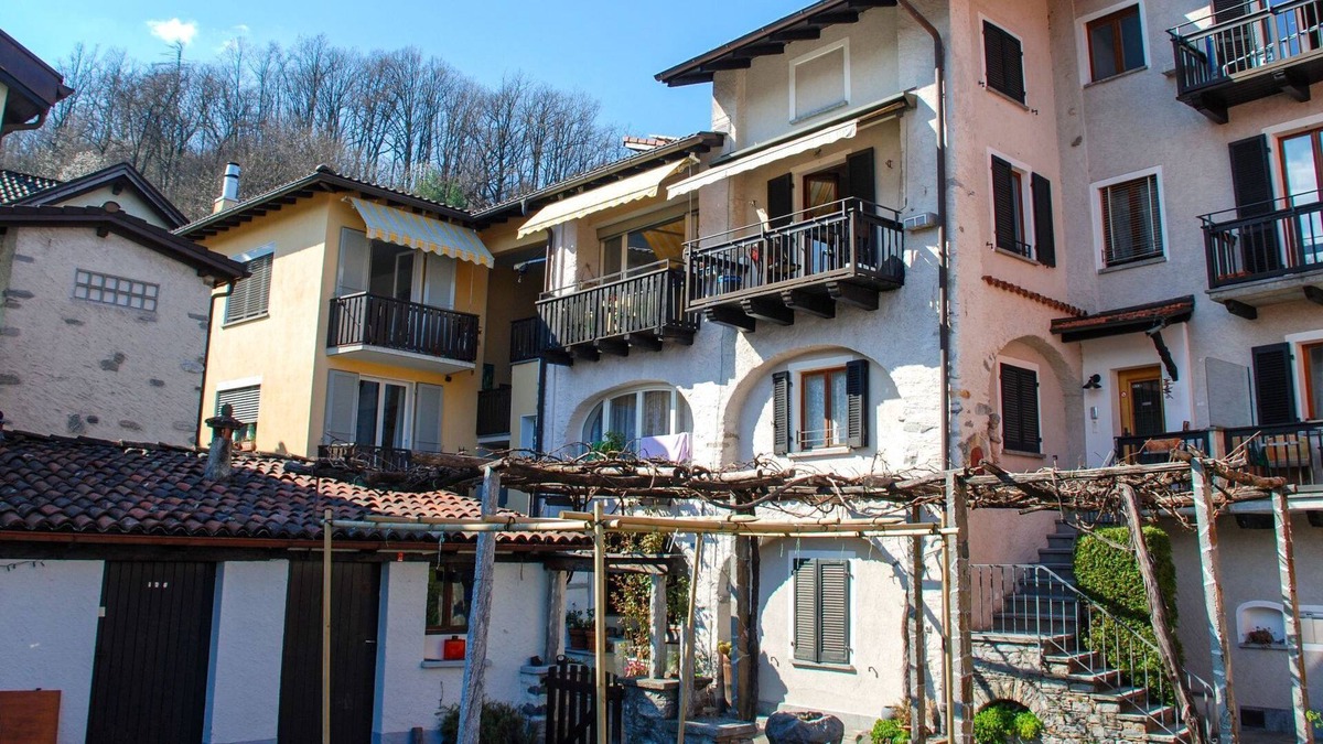 Losone Apartment | Cosy apartment for 2 guests with WIFI, TV, balcony, panoramic view and parking