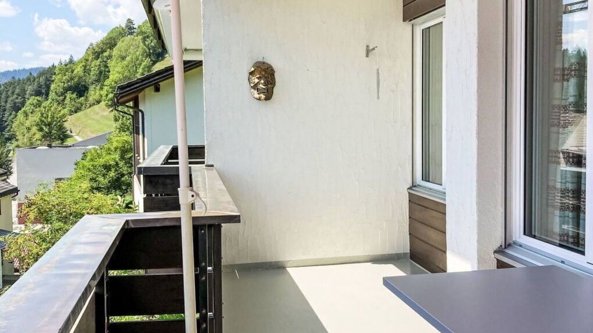 Trin Apartment | Cosy apartment for 2 guests with WIFI, TV, balcony, pets allowed, panoramic view and parking