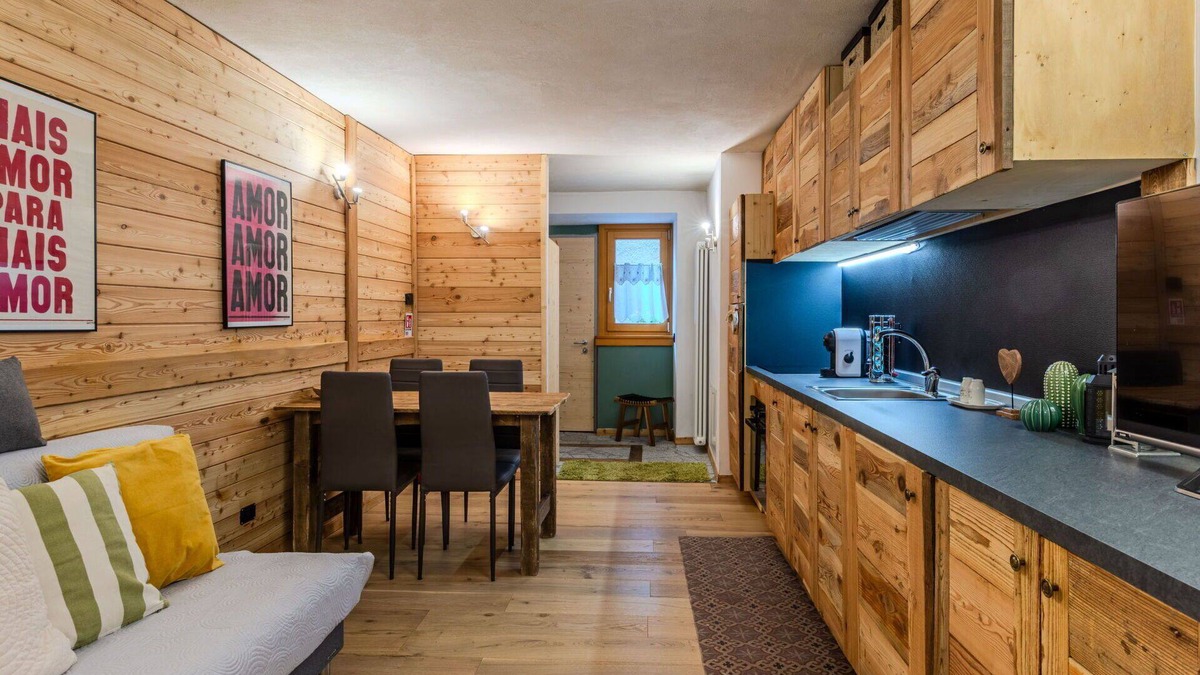 Pinzolo Apartment | Cosy apartment for 2 people with WIFI, TV and parking