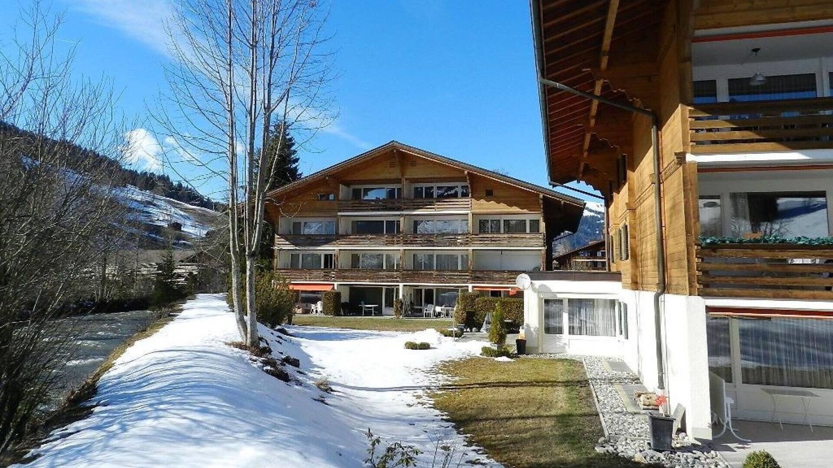 Gstaad Apartment | Cosy apartment for 2 people with WIFI, TV, balcony and parking