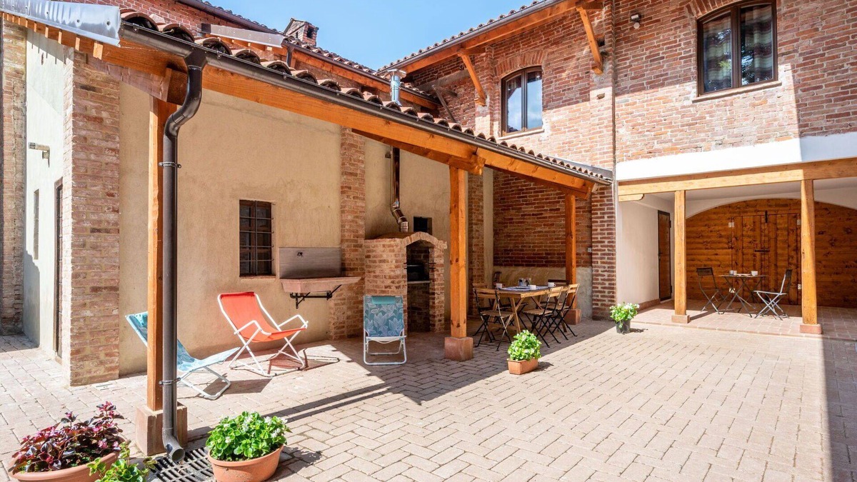Mondovi Apartment | Cosy apartment for 3 people with WIFI, TV, patio, pets allowed and parking