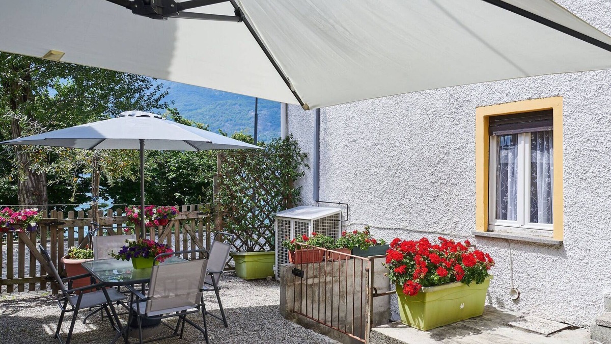 Verceia Apartment | Cosy apartment for 3 people with WIFI, TV, patio, pets allowed and parking